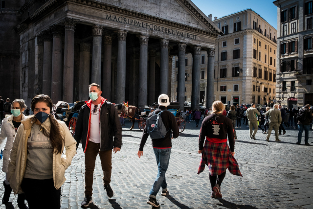 Turisté v Římě.