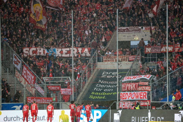 Hanlivé transparenty fanoušků Bayernu.