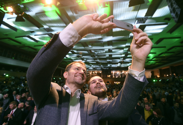 Předseda hnutí Obyčejní lidé a nezávislé osobnosti (OLaNO) Igor Matovič (vlevo) se fotografuje s příznivcem ve volebním štábu v Trnavě, kde v noci na 1. března 2020 sledoval výsledky slovenských parlamentních voleb.
