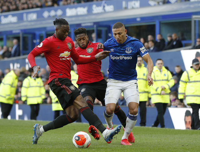 Richarlison (v modrém) z Evertonu uniká bránícím hráčům United. Richarlison (v modrém) z Evertonu uniká bránícím hráčům United.