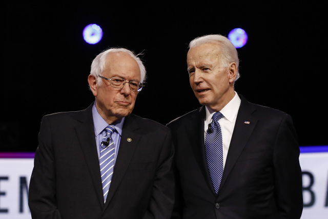 Zleva Bernie Sanders a Joe Biden.