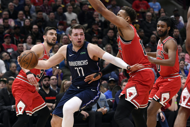 Luka Dončič (77) proti Tomáši Satoranskému (31), Danielu Gaffordovi (12) a Cobymu Whitovi.