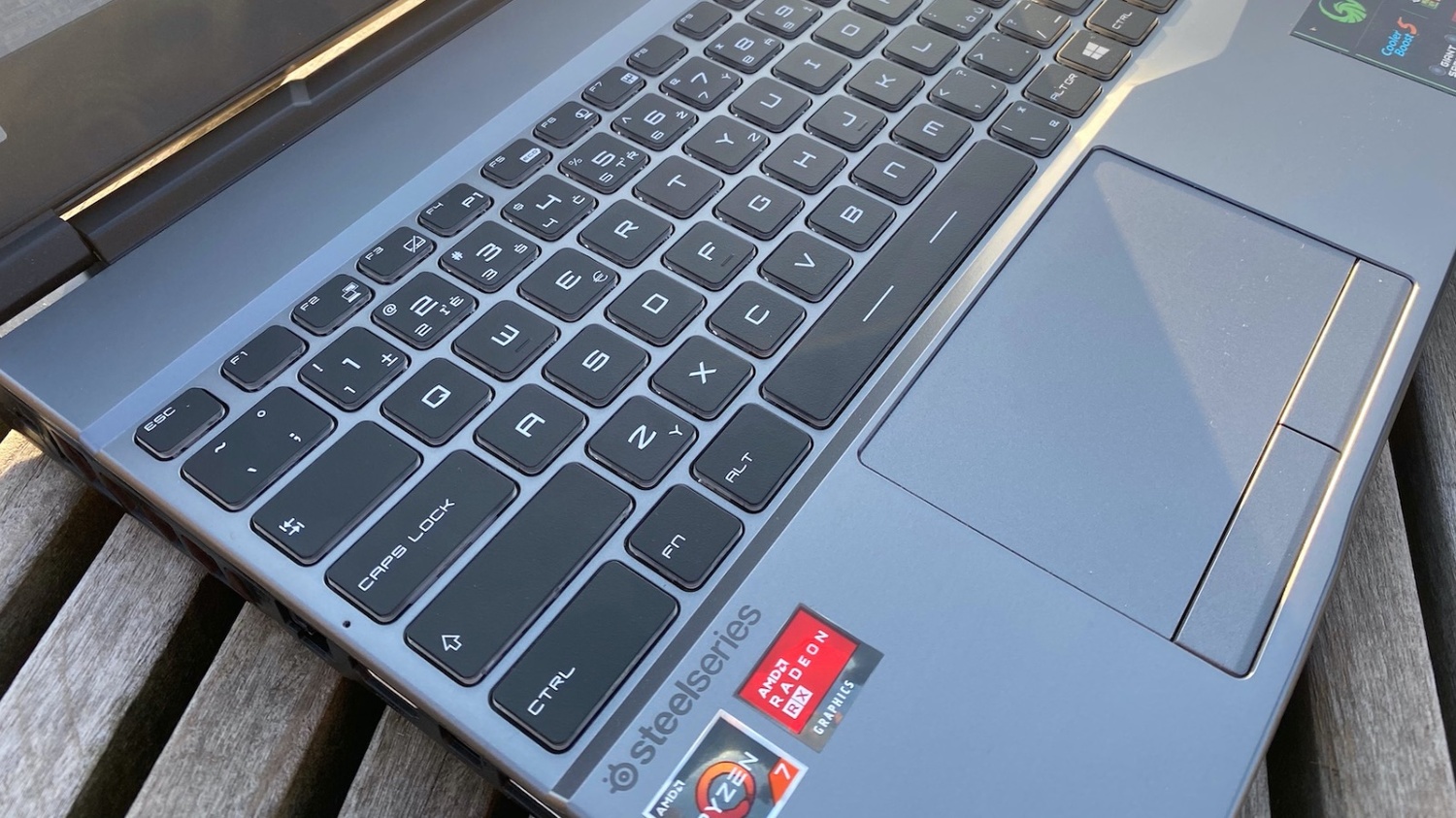 MSI Alpha 15 - čipy od AMD ukazují svoje schopnosti v povedeném notebooku