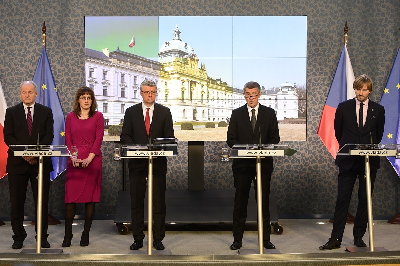 Zleva náměstek ministra zdravotnictví Roman Prymula, hlavní hygienička Eva Gottvaldová, ministr průmyslu a obchodu a ministr dopravy Karel Havlíček, premiér Andrej Babiš a ministr zdravotnictví Adam Vojtěch.