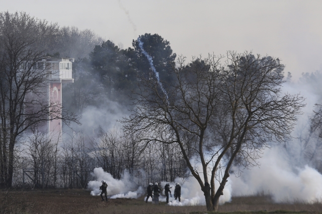 Na řeckou policii míří slzné granáty z turecké strany hranic.