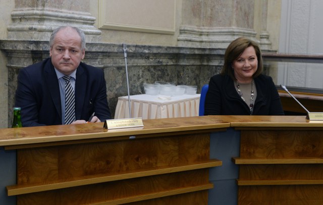 Náměstek ministra zdravotnictví Roman Prymula a ministryně financí Alena Schillerová na koordinační schůzce 6. března 2020 na Úřadu vlády v Praze k aktuální situaci s výskytem koronaviru v ČR.