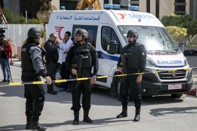 Policisté u ambasády USA v Tunisu. 