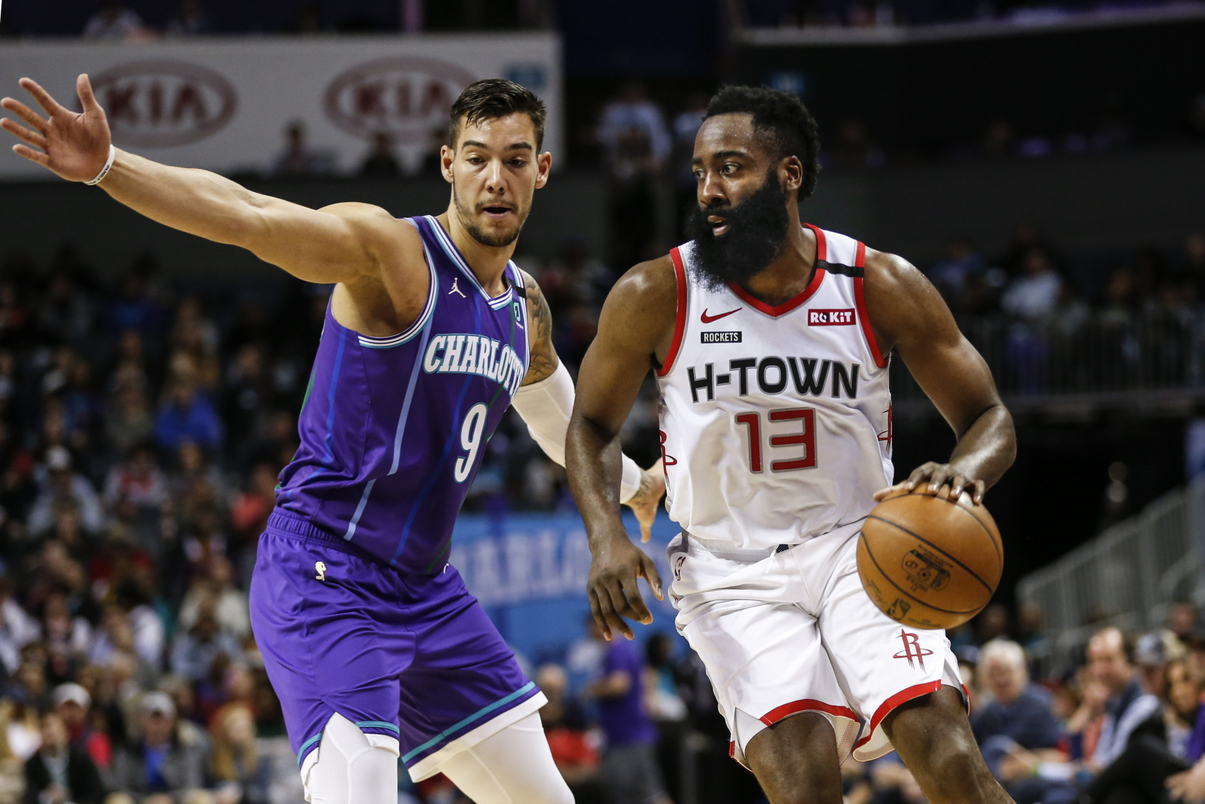 James Harden (vpravo) se snaží prosadit proti Willymu Hernangómezovi z Charlotte.