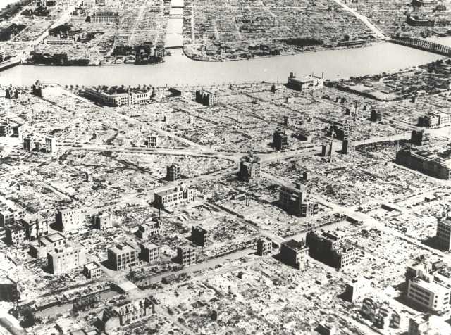 Tokio po bombovém náletu z března 1945.