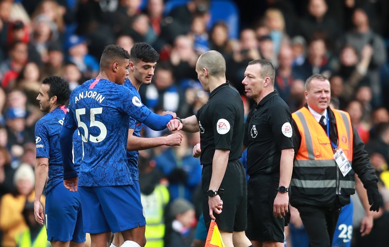 Chelsea přejela Everton, do boje jde Manchester.