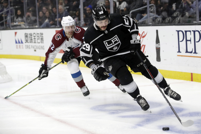 Zprava hráč Los Angeles Kings Martin Frk (29) a Joonas Donskoi z Colorado Avalanche.
