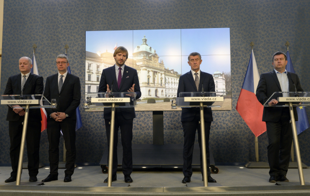 Zleva náměstek ministra zdravotnictví Roman Prymula, ministr dopravy a průmyslu a obchodu Karel Havlíček, ministr zdravotnictví Adam Vojtěch, předseda vlády Andrej Babiš a vicepremiér a ministr vnitra Jan Hamáček.