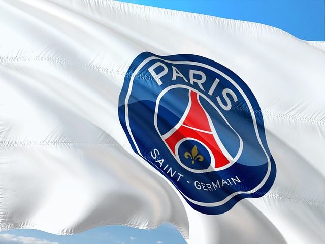 Vlajka fotbalového klubu PSG.