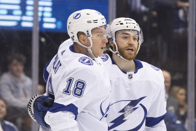 Ondřej Palát (18) a Brayden Point (21) se radují z gólu.