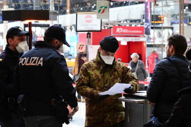 Policejní kontroly na nádraží v Itálii.