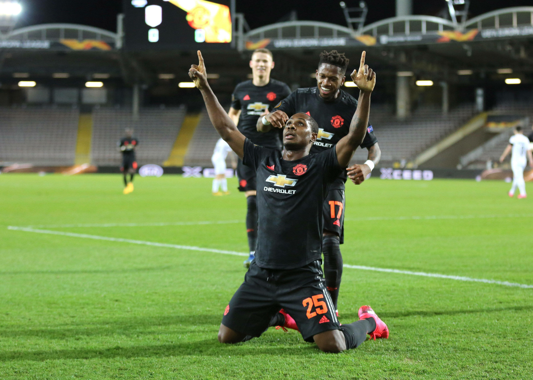 Fotbalisté Manchesteru United slaví gól do sítě Lince.