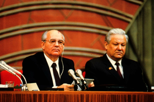 Prezident SSSR Michail Gorbačov (vlevo) a předseda Nejvyššího sovětu Ruské federace Boris Jelcin na zasedání v Kremlu v prosinci 1990.