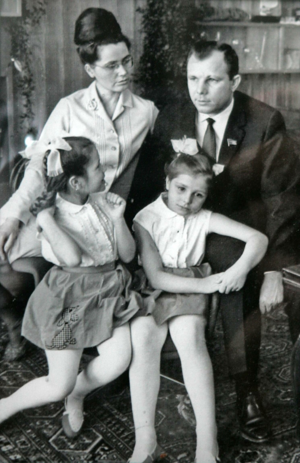 Jurij Gagarin se svou rodinou.