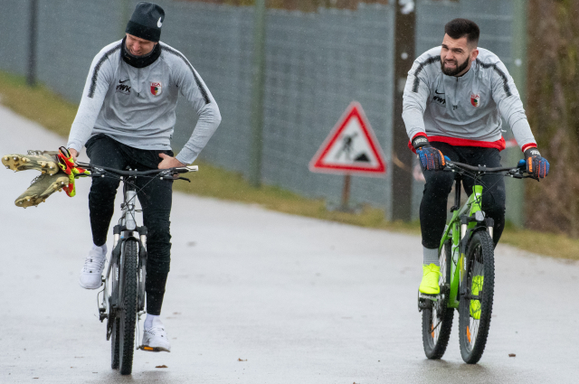 Tomáš Koubek (vpravo) při tréninku Augsburgu s jeho brankářským kolegou.