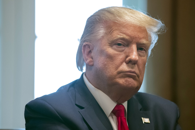 Trump podepsal balík opatření proti COVID-19.