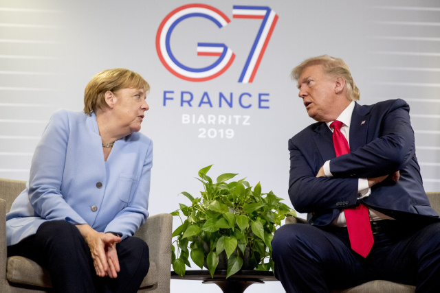 Loňský summit se konal v srpnu ve Francii, Donald Trump tam hovořil například s Angelou Merkelovou.