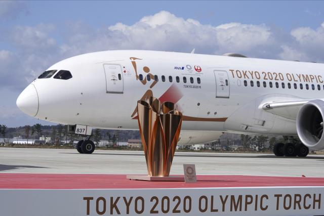 Letadlo s olympijským ohněm v pátek přistálo na vojenské základně Macušima na severovýchodě Japonska.