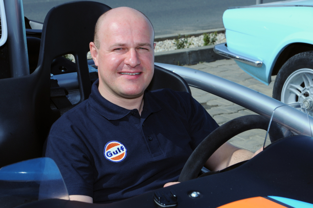 Automobilový závodník Tomáš Enge.