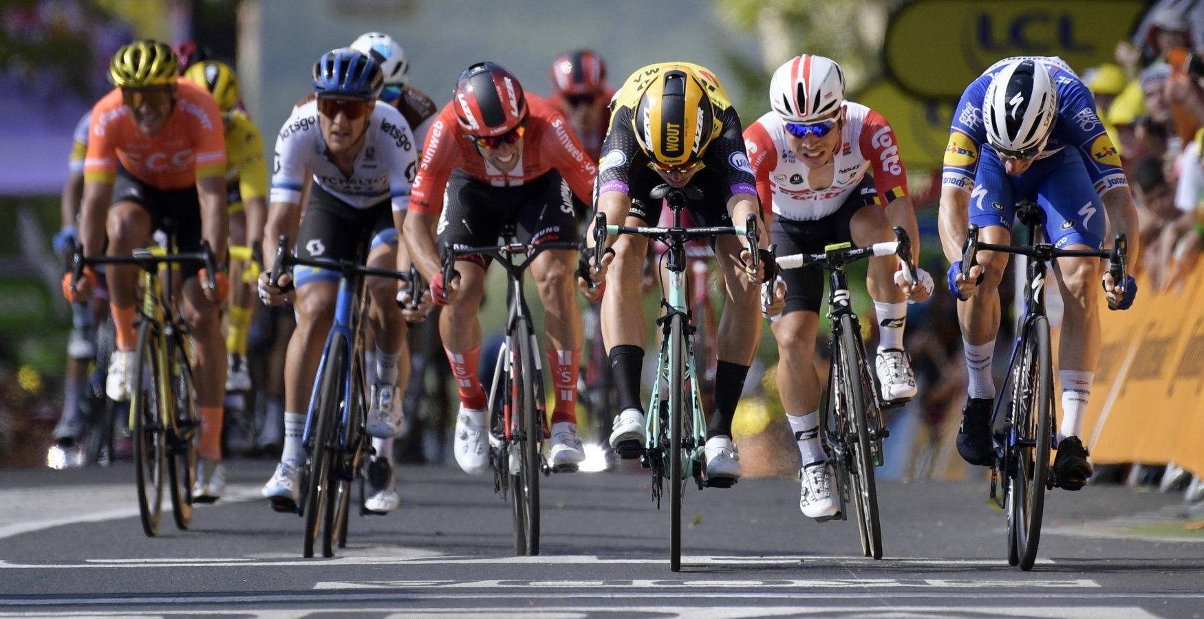 Dojezd etapy Tour de France.