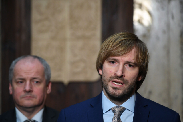 Ministr zdravotnictví Adam Vojtěch (vpravo) a jeho náměstek Roman Prymula.