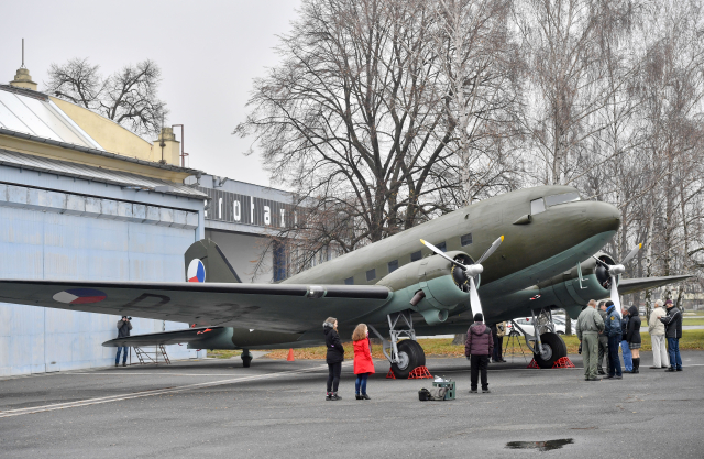 Vojenský historický ústav v Praze převzal 21. listopadu 2018 do své muzejní sbírky vojenský transportní letoun Douglas DC-3 Dakota.