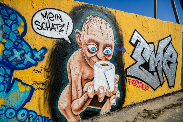V Německu vznikají na téma toaletní papír i umělecké malby. Glum, postava z Pána prstenů, drží v rukách svého "miláška".