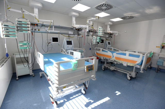 Fakultní nemocnice v Motole má nově k dispozici oddělení s 20 lůžky s plicní ventilací pro pacienty nakažené novým typem koronaviru v nejtěžším stavu.