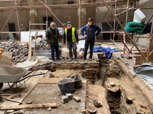 Archeologové při rekonstrukci pardubického zámku objevili mohutnou zeď z opuky, která tu ve 14. století tvořila obytně obrannou hranolovou věž, takzvaný donjon. Jde o pozůstatky původního hradu před pozdějšími přestavbami. 