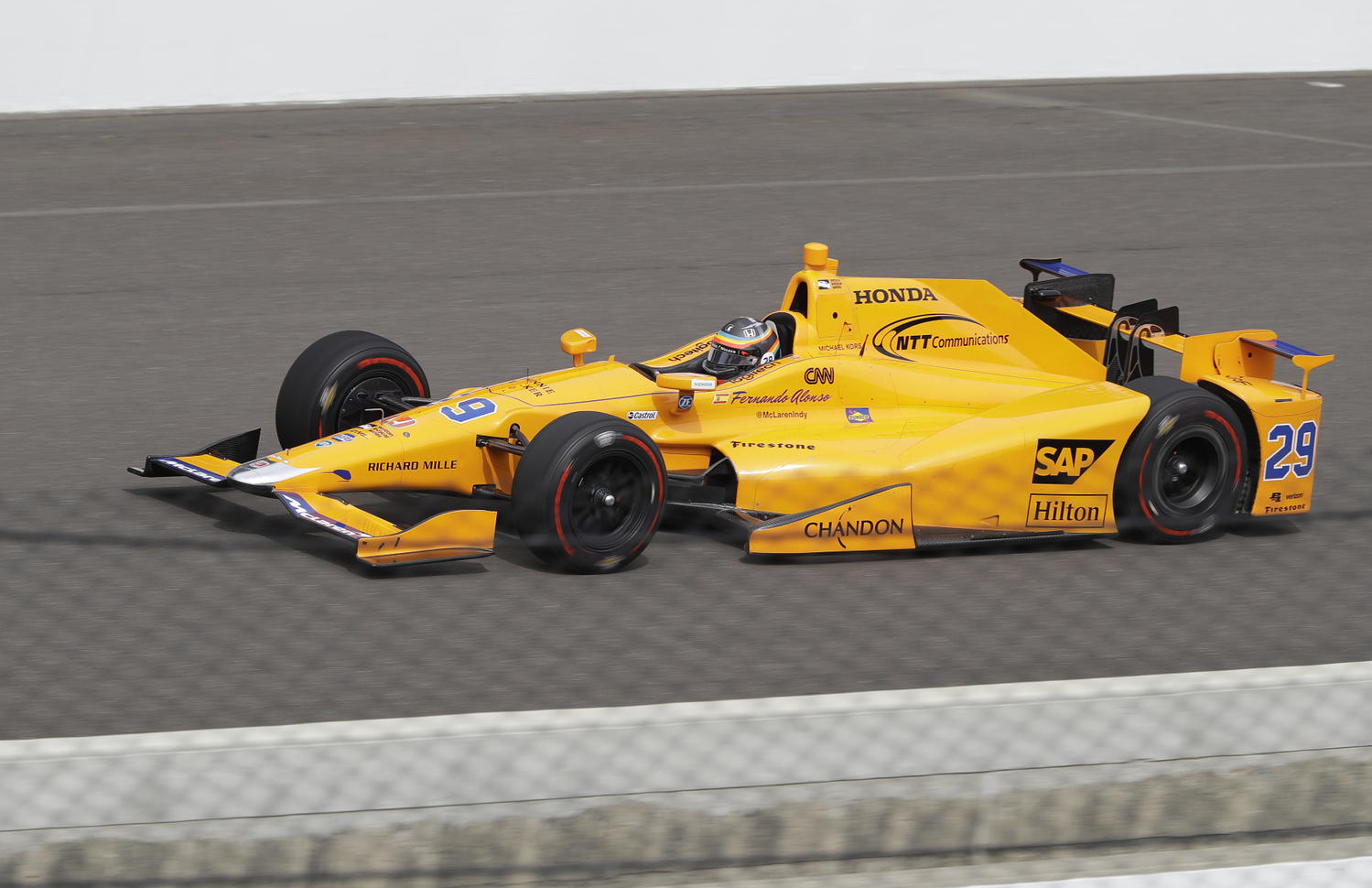 Fernando Alonso při závodě 500 mil v Indianapolis.