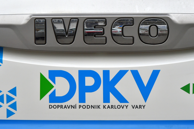 Autobus značky Iveco. 