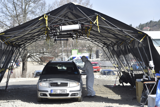 "Drive-in" testování na nový typ koronaviru ve Fakultní nemocnici Brno.