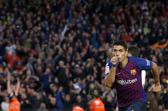 Fotbalista Suárez v Uruguayi rozdává potřebné balíčky 