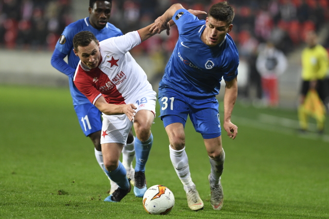 Současný kapitán Slavie Jan Bořil (v červenobílém) v zápase proti Genku.
