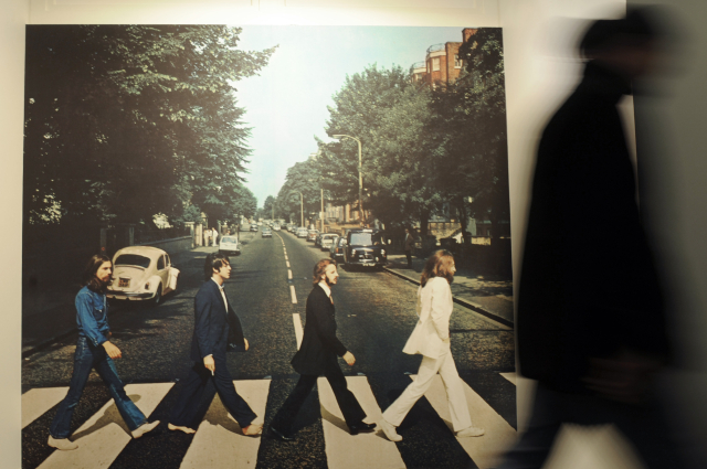 Fotografie z desky Abbey Road v muzeu kapely Beatles.
