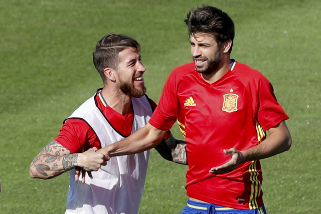 Sergio Ramos (vlevo) a Gerard Piqué při tréninku španělské repre.