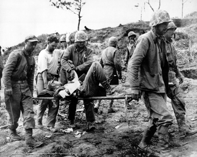 Američané bojující na ostrově Okinawa.