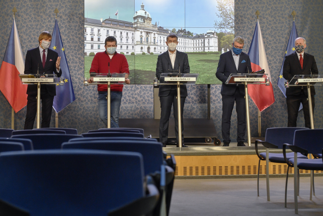 Zleva ministr zdravotnictví Adam Vojtěch, ministr vnitra a předseda Ústředního krizového štábu Jan Hamáček, premiér Andrej Babiš, ministr průmyslu a obchodu a ministr dopravy Karel Havlíček a epidemiolog Roman Prymula.