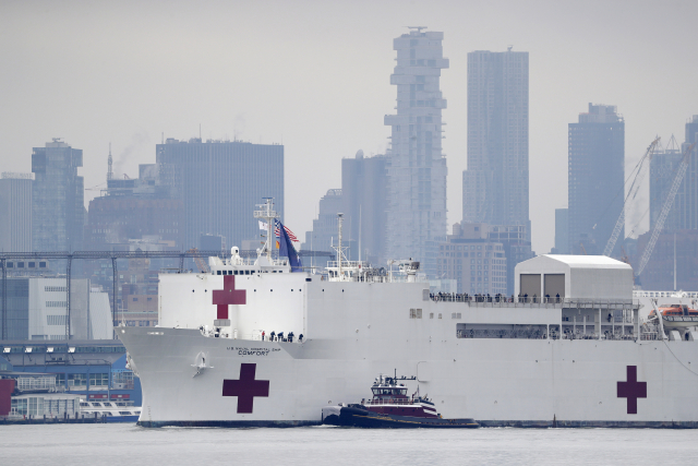 Armádní nemocniční loď USNS Comfort v New Yorku.