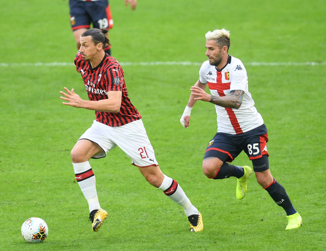 Zlatan Ibrahimovic (vlevo) proti Janovu.