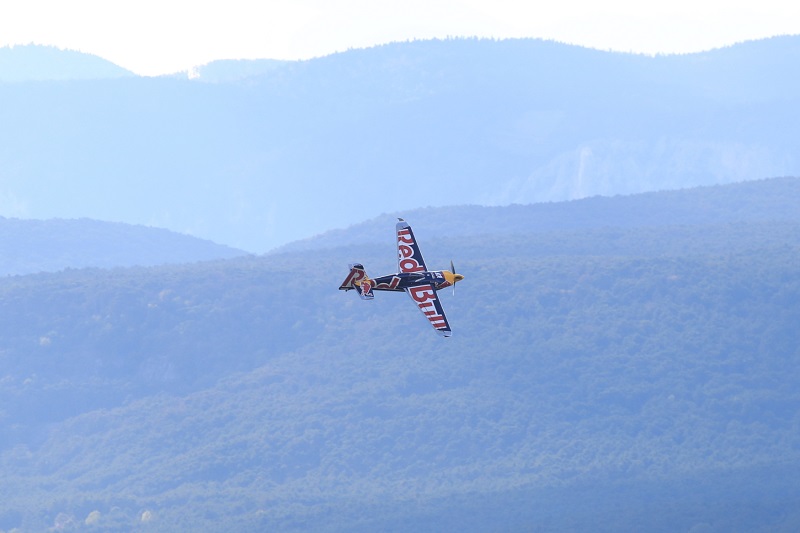 Šonka v rámci akce "Piloti lidem" pomáhá zdravotníkům.