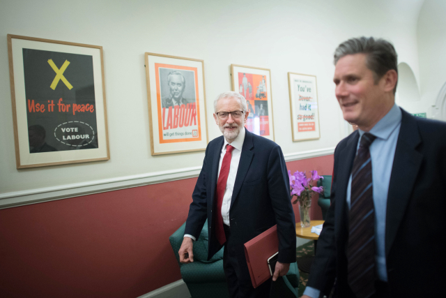 Keir Starmer (vpravo) a Jeremy Corbyn.