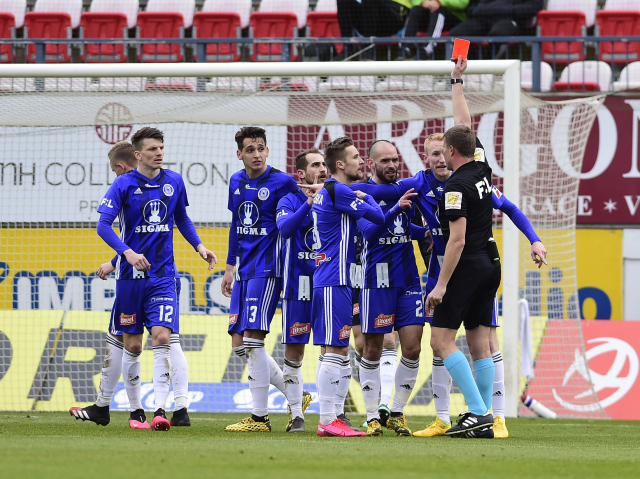 Hlavní sudí Petr Hocek uděluje červenou kartu pro Pabla Gonzáleze z Olomouce (uprostřed).