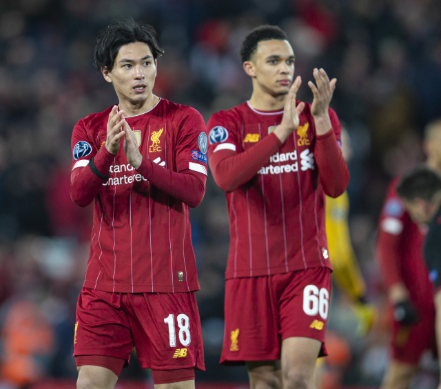 Hráči Liverpoolu Minamino Takumi (vlevo) a Trent Alexander-Arnold.