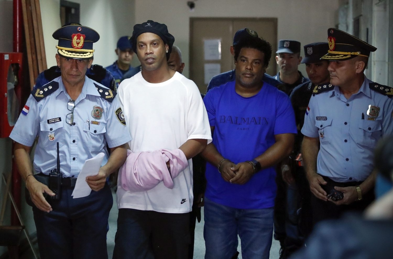 Zatčený Ronaldinho (v bílém).