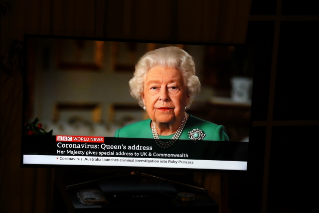 Britská královna Alžběta II. v televizním přenosu projevu.